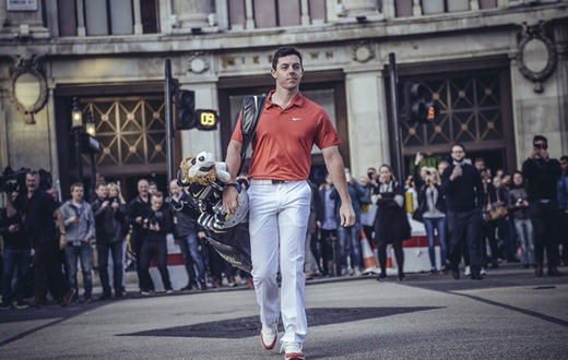 Rory McIlroy delights golf fans in London