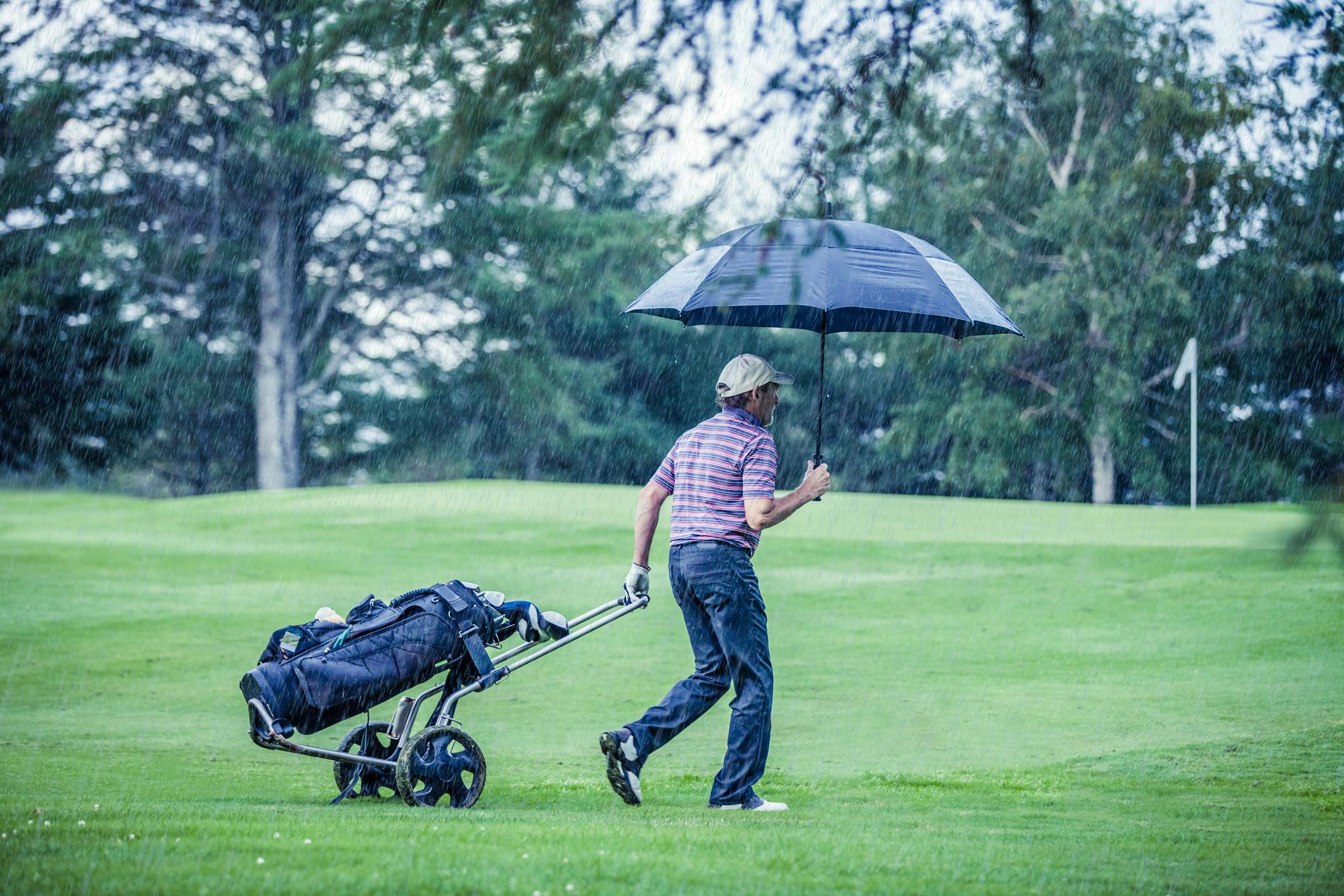 A golfer on a rainy day leaves the course | Source: Thinkstock