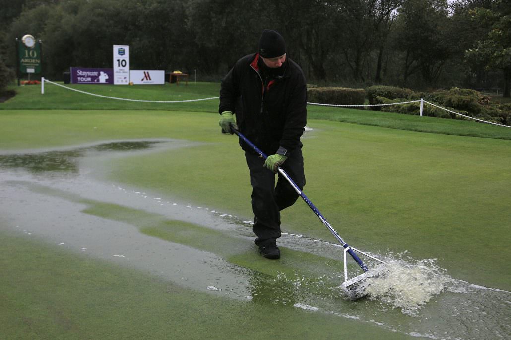 How does rain affect golf?