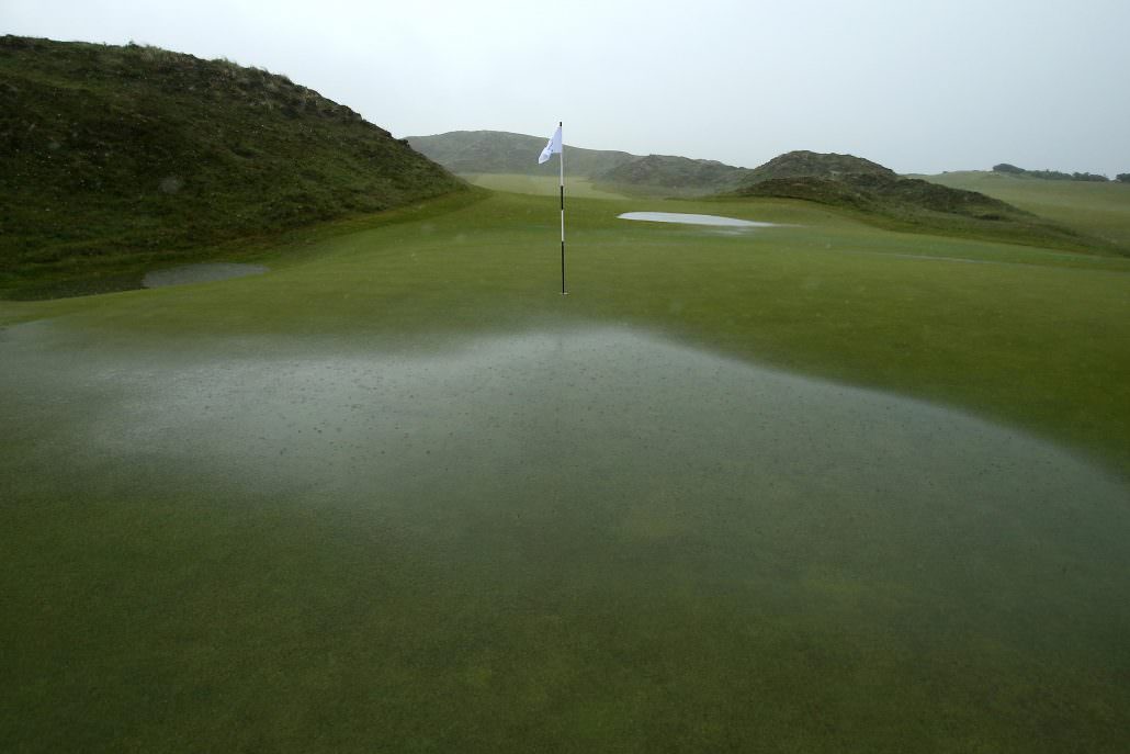 How does rain affect golf?