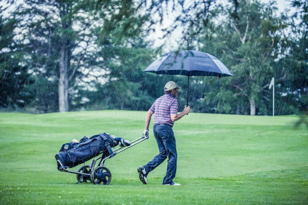 how to play golf in the rain