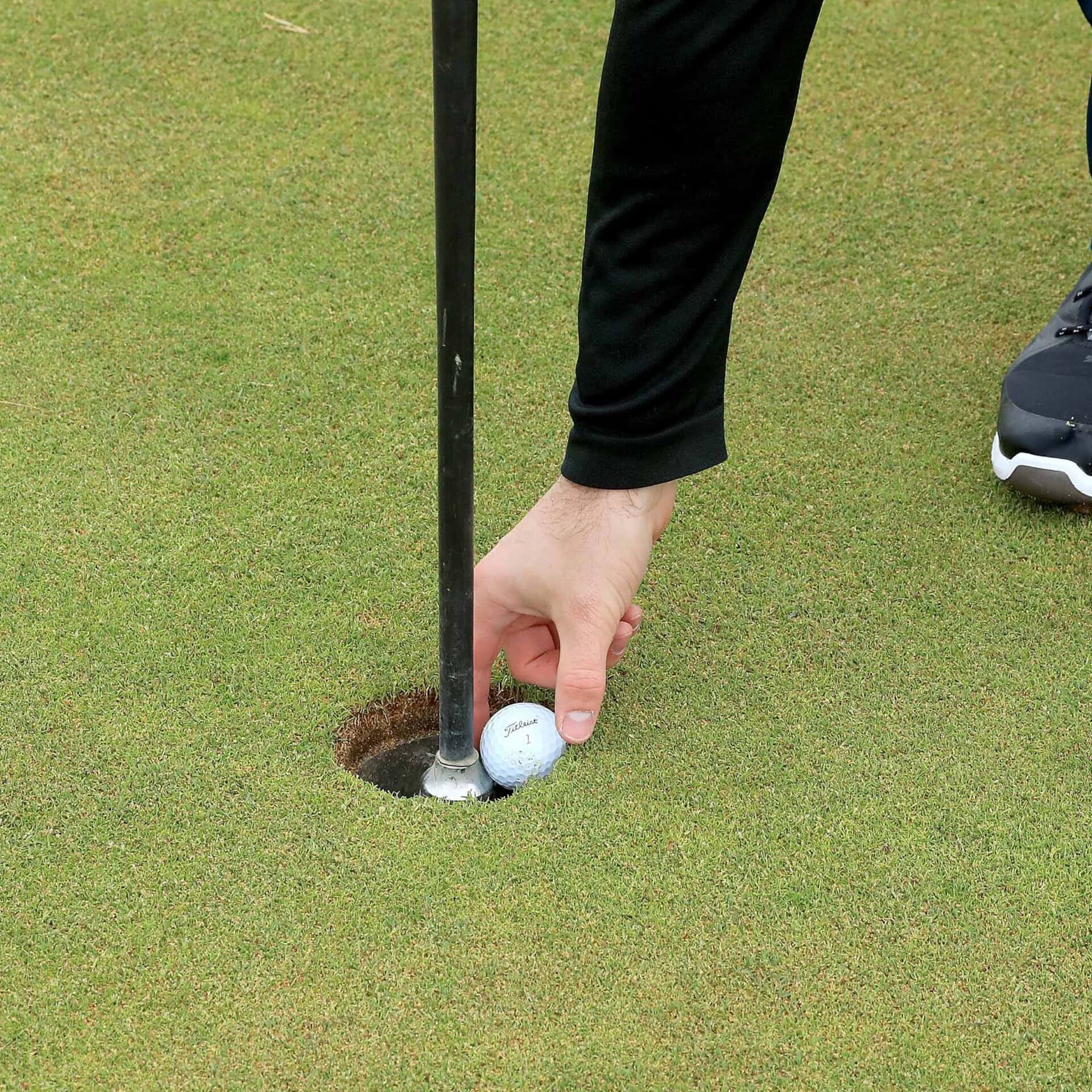 Flagstick rules in golf Governing body issues warning to clubs