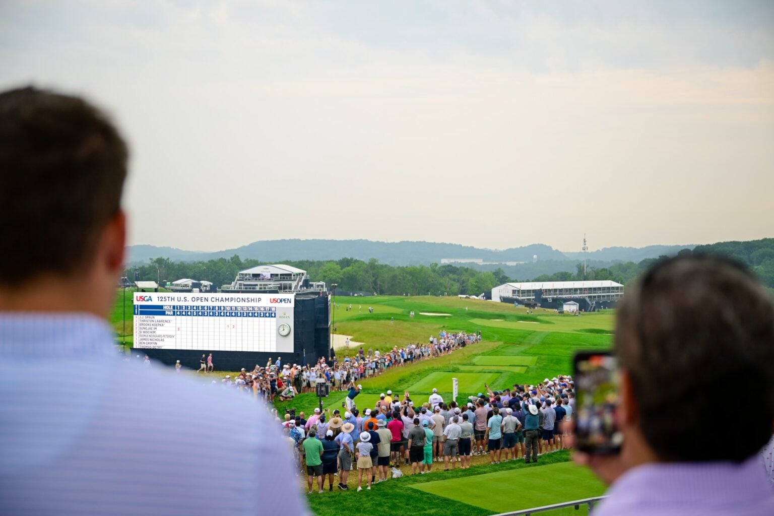 How much does it cost to play at Oakmont Country Club?