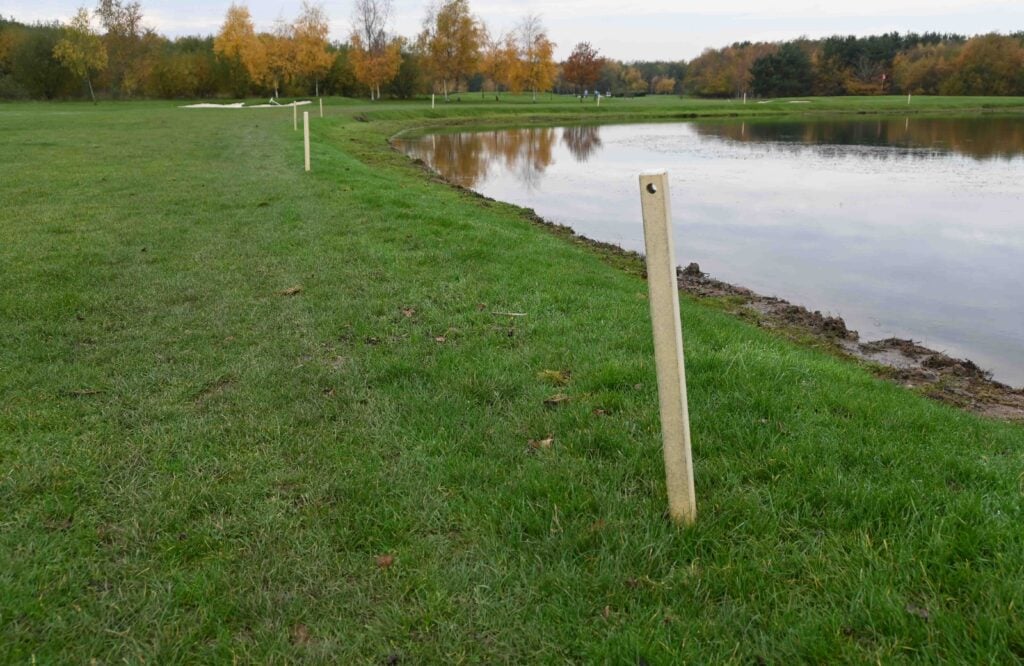 golf rules for yellow stakes