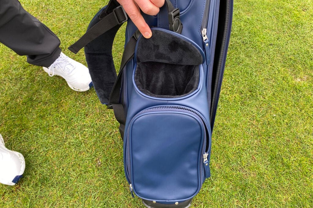 Wilson 1914 golf carry bag middle pocket | Source: NCG