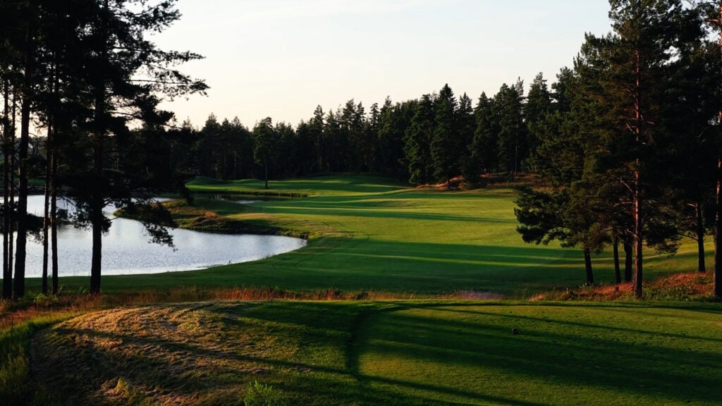 A look down one of the holes at Nordcenter Golf & Country Club | Source: NCG