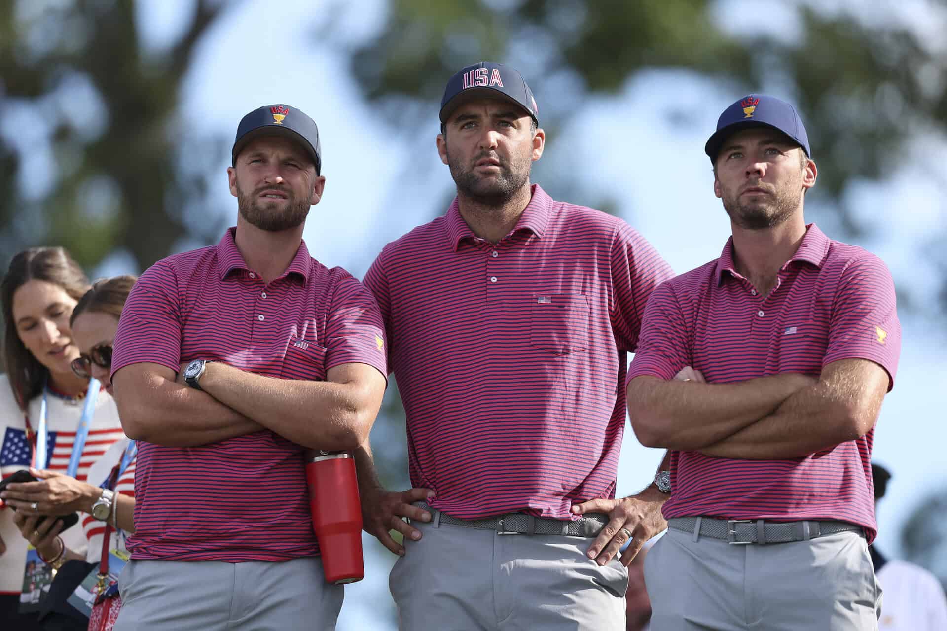 MEDINAH, ILLINOIS - SEPTEMBER 27: Wyndham Clark of the U.S. Team, Scottie Scheffler of the U.S. Team and Sam Burns of the U.S. Team watch the action on the 15th green during Sunday's Singles on day four of the Presidents Cup 2026 at Medinah Country Club on September 27, 2026 in Medinah, Illinois. (Photo by Michael Reaves/Getty Images)